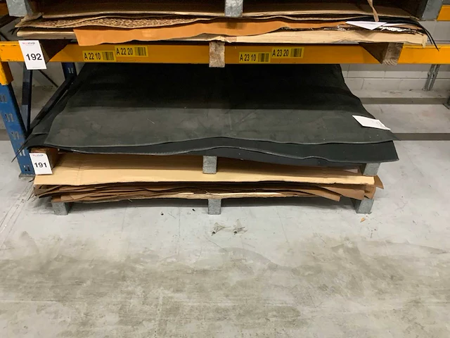 Pallet diverse vellen splitleer (2x) totaal: 144 m2 - afbeelding 1 van  4