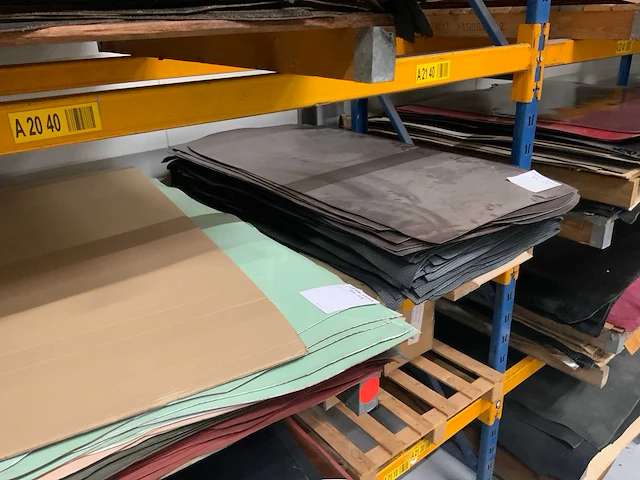 Pallet diverse vellen splitleer (2x) totaal: 183 m2 - afbeelding 2 van  7