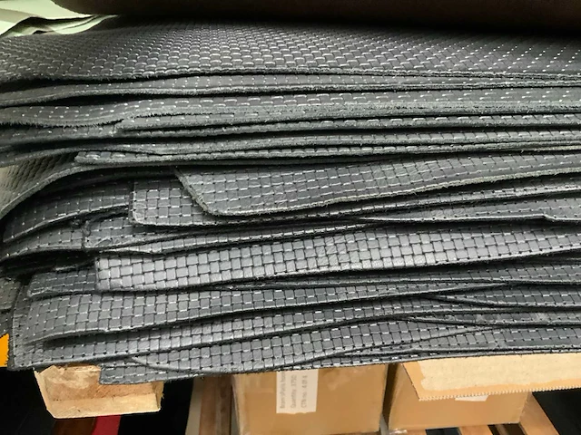 Pallet diverse vellen splitleer (2x) totaal: 183 m2 - afbeelding 5 van  7