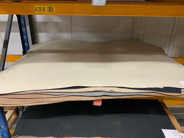 Pallet diverse vellen splitleer (2x) totaal: 47,18 m2 - afbeelding 1 van  3
