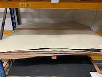Pallet diverse vellen splitleer (2x) totaal: 47,18 m2