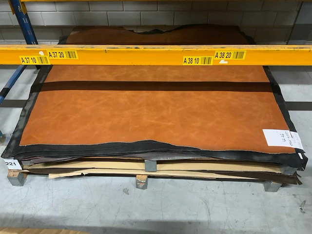 Pallet diverse vellen splitleer (2x) totaal: 53,9 m2 - afbeelding 1 van  5