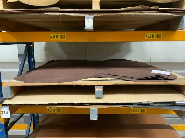 Pallet diverse vellen splitleer (2x) totaal: 62,76 m2 - afbeelding 1 van  4