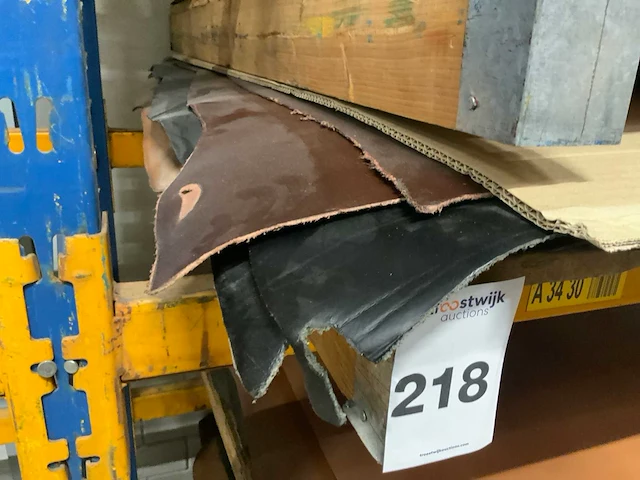 Pallet diverse vellen splitleer (2x) totaal: 62,76 m2 - afbeelding 3 van  4