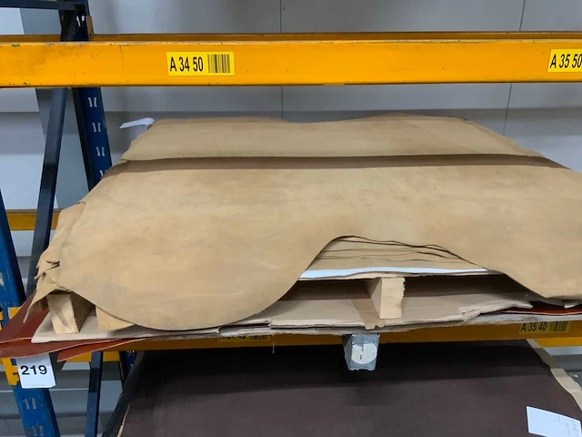 Pallet diverse vellen splitleer (2x) totaal: 64 m2 - afbeelding 1 van  4