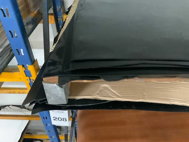 Pallet diverse vellen splitleer (2x) totaal: 70 m2 - afbeelding 2 van  3