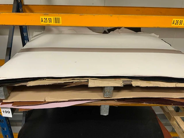 Pallet diverse vellen splitleer (2x) totaal: 72 m2 - afbeelding 1 van  3