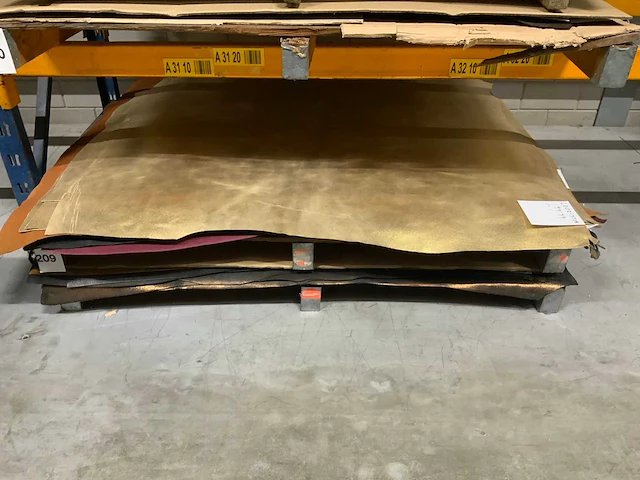 Pallet diverse vellen splitleer (2x) totaal: 83,48 m2 - afbeelding 1 van  6