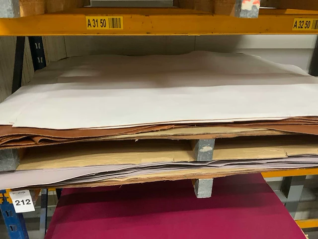 Pallet diverse vellen splitleer (2x) totaal: 84 m2 - afbeelding 1 van  4