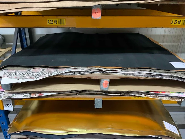 Pallet diverse vellen splitleer (2x) totaal: 85,66 m2 - afbeelding 1 van  3