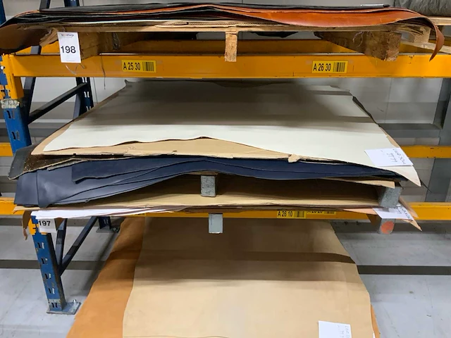 Pallet diverse vellen splitleer (2x) totaal: 94 m2 - afbeelding 1 van  3