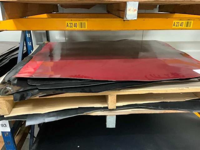 Pallet diverse vellen splitleer (2x) totaal: 96 m2 - afbeelding 1 van  4