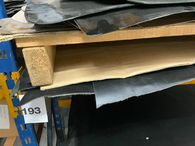 Pallet diverse vellen splitleer (2x) totaal: 96 m2 - afbeelding 3 van  4