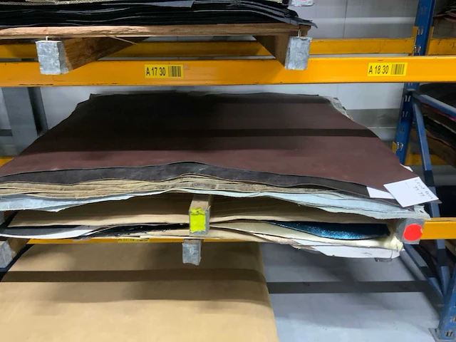 Pallet diverse vellen splitleer, (3x) totaal: 119,94 m2 - afbeelding 1 van  4
