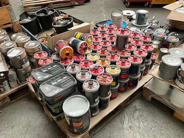 Pallet diverse verf - afbeelding 1 van  10