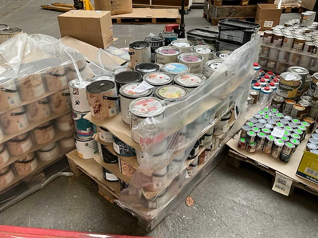 Pallet diverse verf - afbeelding 1 van  8