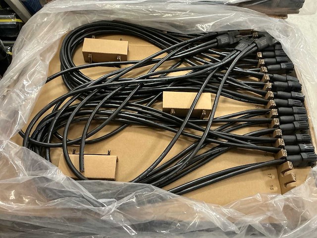 Pallet enphase q cable 1-fase aansluitkabel omvormer (3x) - afbeelding 7 van  9