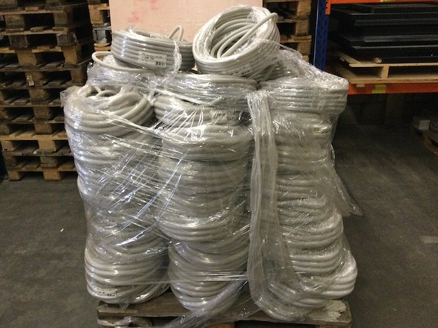 Pallet flexibele elektriciteits slangen ips, lichtgrijs - afbeelding 1 van  3