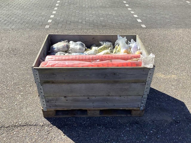 Pallet gas- en water- fittingen tbv wegenbouw - afbeelding 4 van  11