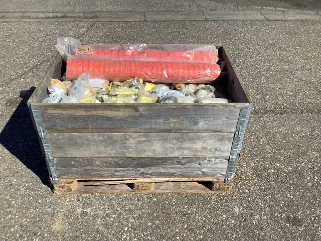 Pallet gas- en water- fittingen tbv wegenbouw - afbeelding 8 van  11
