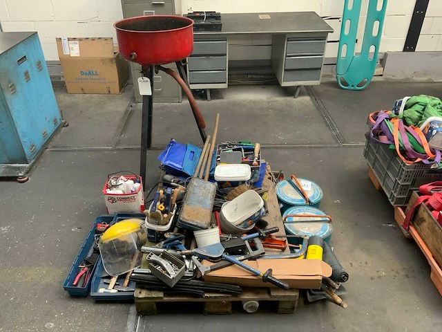 Pallet gevuld met handgereedschappen - afbeelding 1 van  5