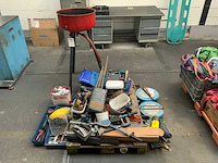 Pallet gevuld met handgereedschappen - afbeelding 1 van  5
