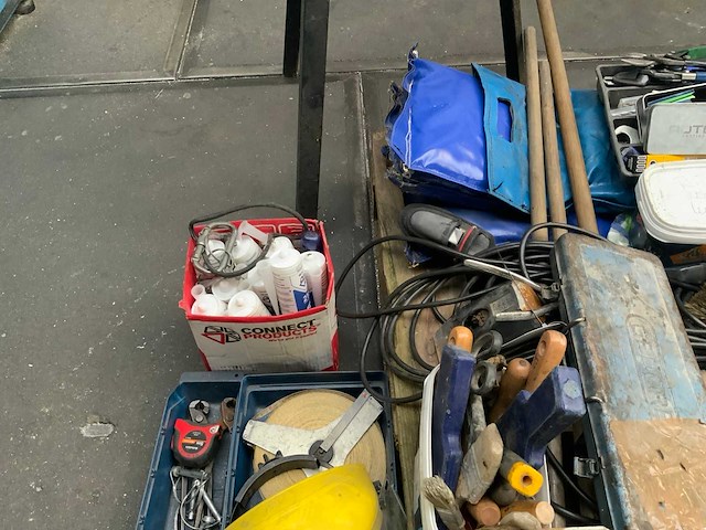 Pallet gevuld met handgereedschappen - afbeelding 3 van  5
