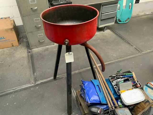 Pallet gevuld met handgereedschappen - afbeelding 5 van  5