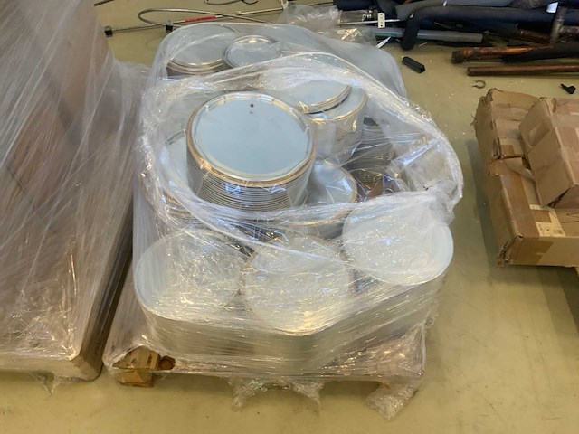 Pallet gevuld met verpakkingsmateriaal (3x) - afbeelding 2 van  5