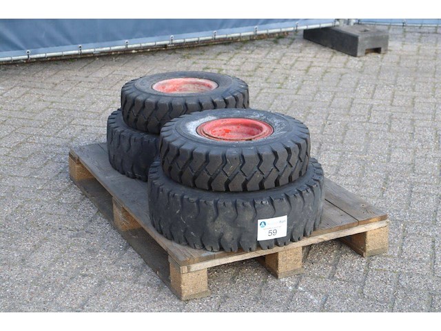 Pallet heftruckbanden 4stuks - afbeelding 1 van  1