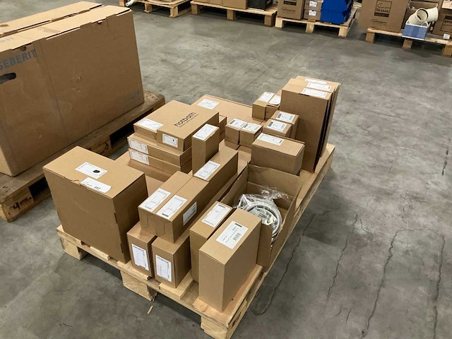 Pallet hotbath sanitairaccesoires - afbeelding 1 van  12