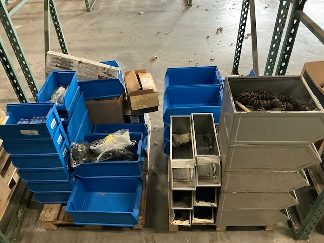 Pallet installatie materialen (2x) - afbeelding 1 van  9