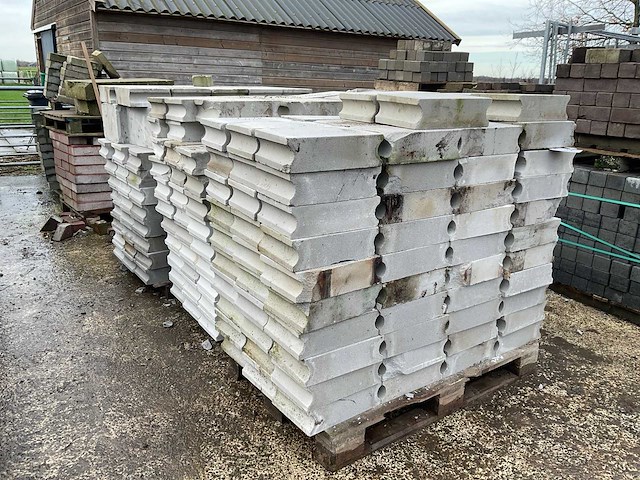 Pallet kalkzandsteen / opsluitbanden (6x) - afbeelding 1 van  4