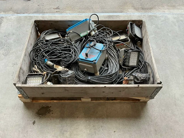 Pallet led werklampen hella met verdeel kasten - afbeelding 2 van  4