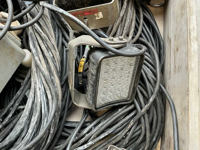 Pallet led werklampen hella met verdeel kasten - afbeelding 4 van  4