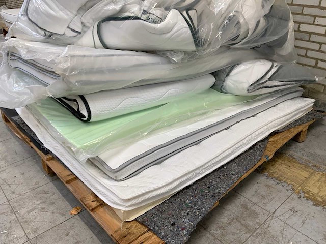 Pallet m-line en mtf (talalay) toppers / matrashoezen retouren - afbeelding 1 van  11