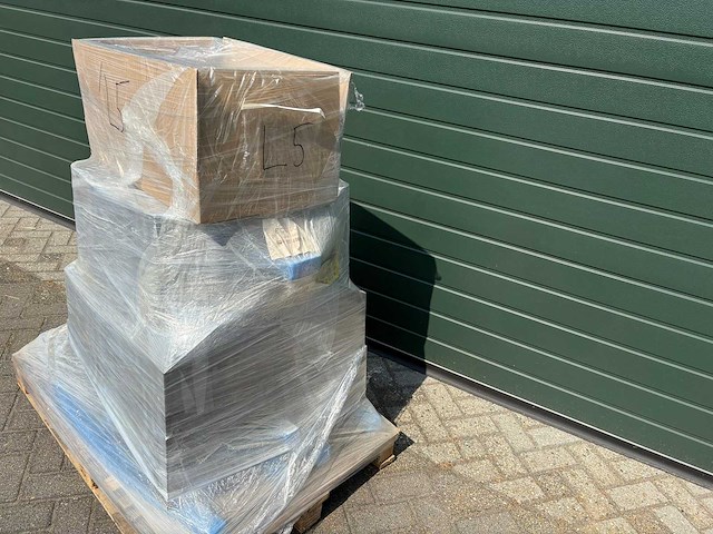 Pallet magazijnopruiming luchtbehandelingsmateriaal - afbeelding 7 van  8