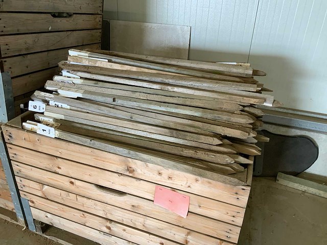 Pallet met 100cm piketten (3x) - afbeelding 2 van  8