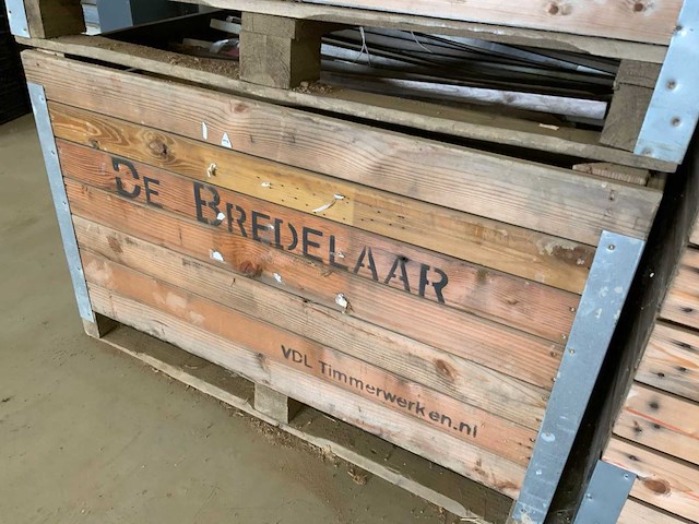 Pallet met 100cm piketten (3x) - afbeelding 1 van  2