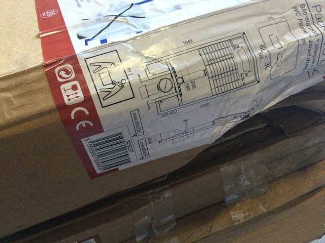 Pallet met 5 wc's frames met zwarte duwplaat allibert - afbeelding 3 van  4