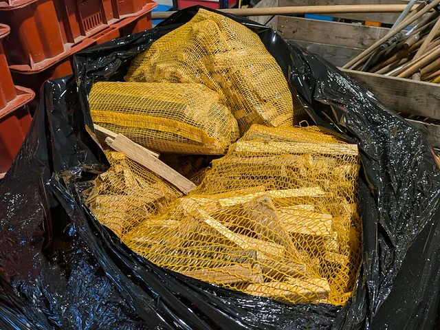 Pallet met aanmaakhout - afbeelding 3 van  3