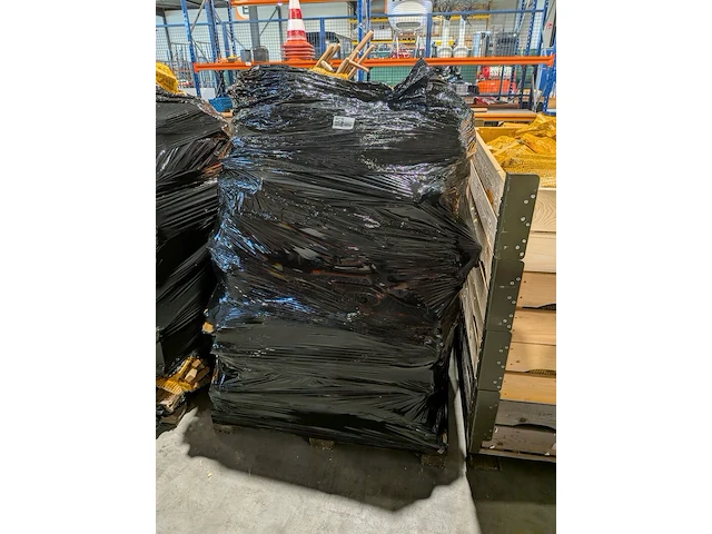 Pallet met aanmaakhout - afbeelding 2 van  3