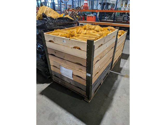 Pallet met aanmaakhout - afbeelding 2 van  3