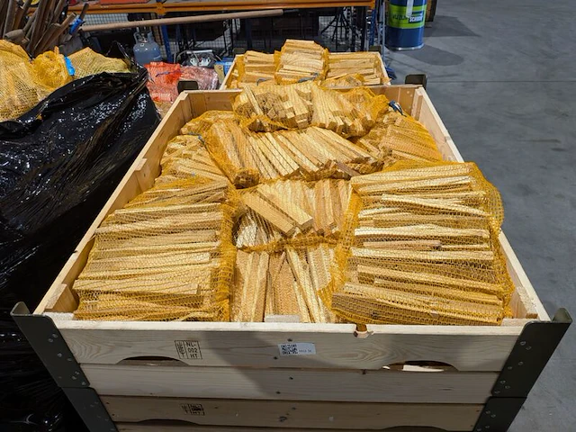 Pallet met aanmaakhout - afbeelding 3 van  3