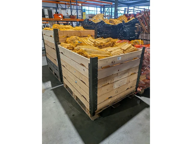 Pallet met aanmaakhout - afbeelding 2 van  3