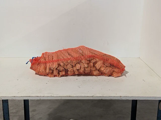Pallet met aanmaakhout - afbeelding 1 van  3