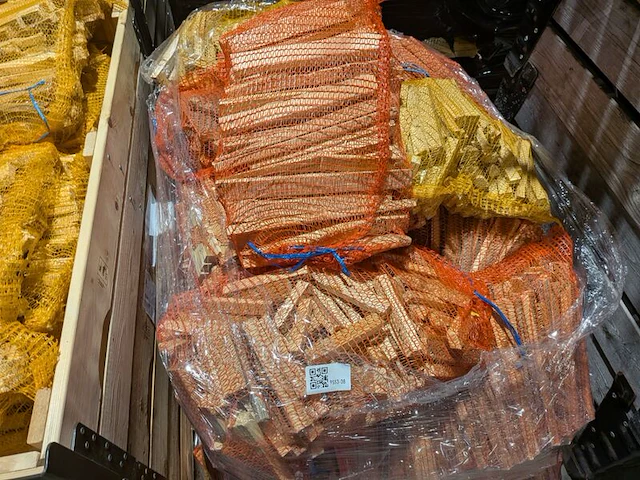Pallet met aanmaakhout - afbeelding 3 van  3