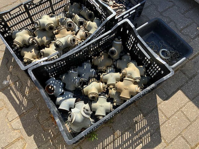 Pallet met aanvoerslangen en koppelingen (2x) - afbeelding 7 van  12
