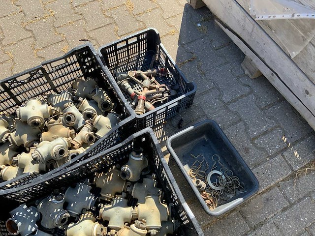 Pallet met aanvoerslangen en koppelingen (2x) - afbeelding 9 van  12