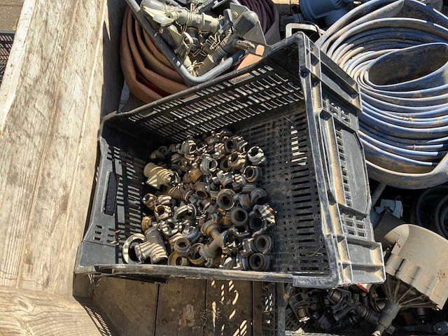 Pallet met aanvoerslangen en koppelingen (2x) - afbeelding 3 van  11